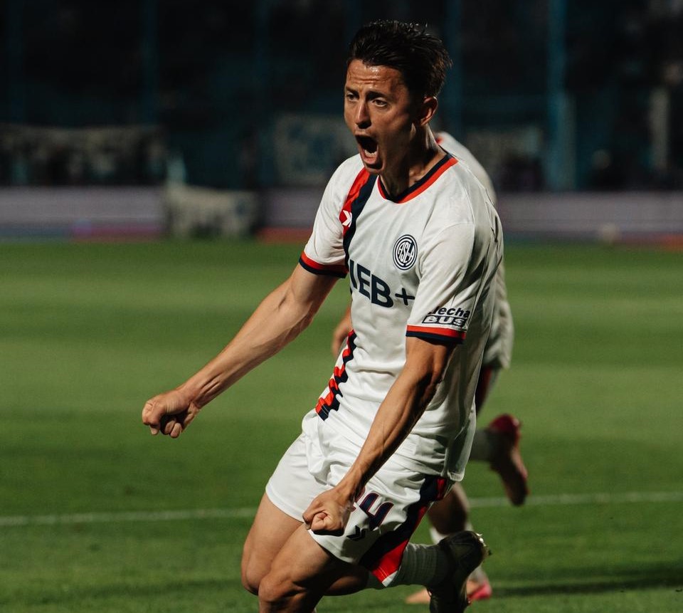 Alexis Cuello celebra su gol para el empate transitorio de San Lorenzo.