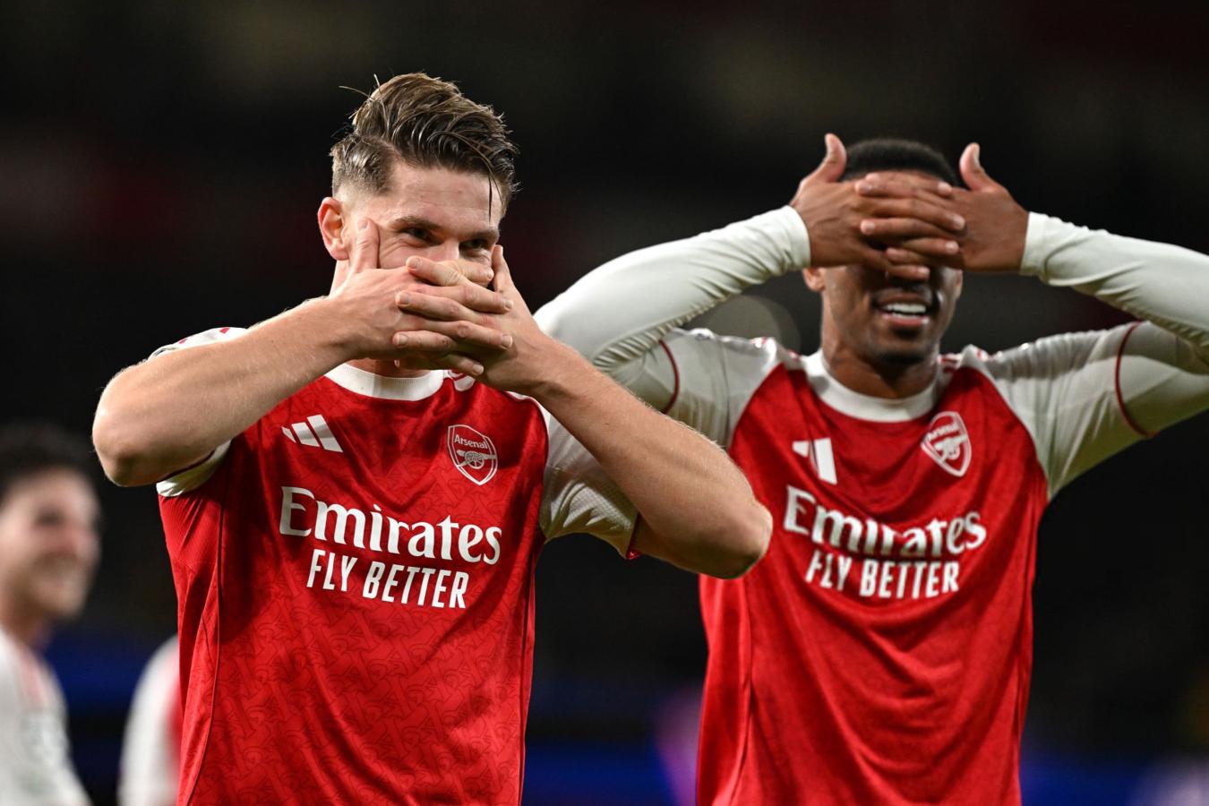 Viktor Gyökeres y Gabriel Magalhães celebran uno de los goles del Arsenal ante el Atlético Madrid.