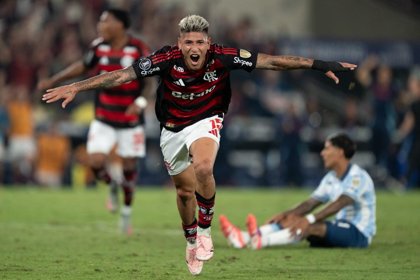 Jorge Carrascal celebra su gol ante Racing con los brazos extendidos.
