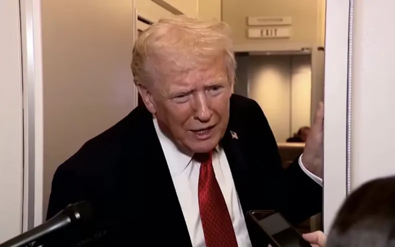 Donald Trump, hablando con la prensa.
