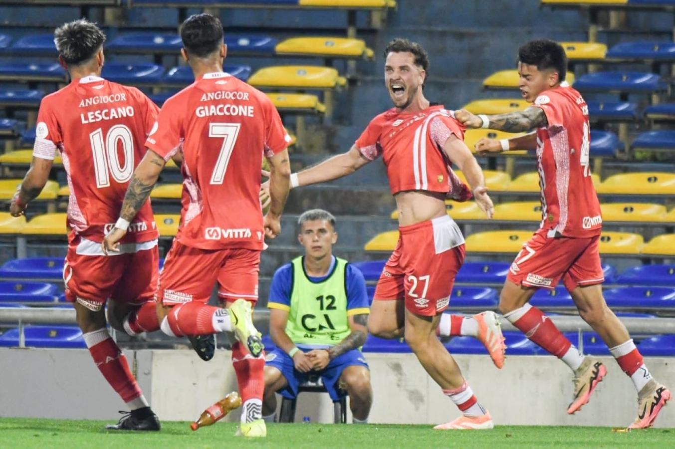 Los jugadores del Bicho festejando un gol en Rosario.