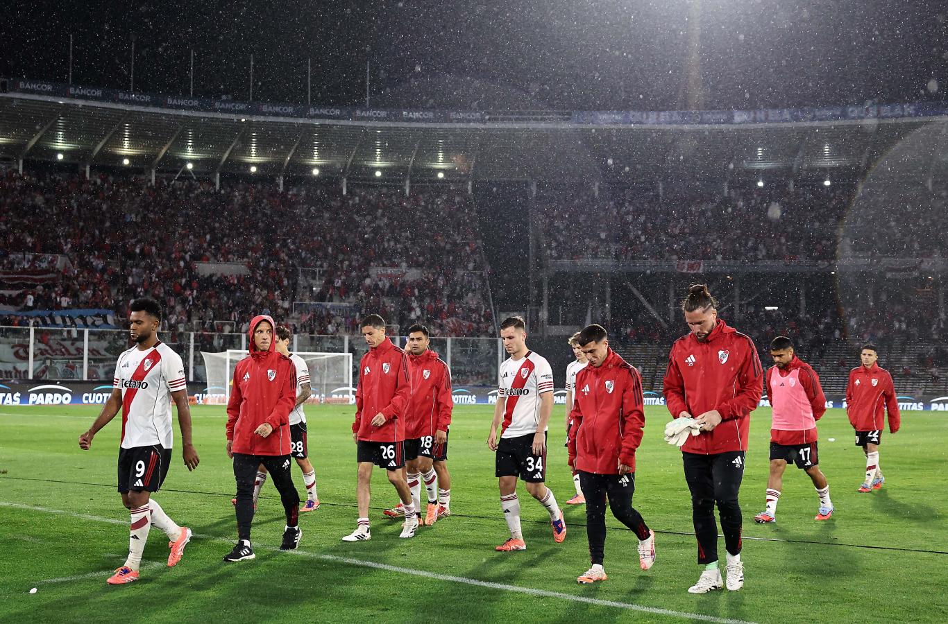 Los jugadores de River se marchan cabizbajos tras la derrota ante Independiente Rivadavia.