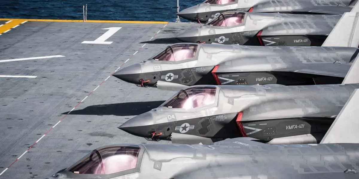 Cazas F-35 del Ejército de Estados Unidos alineados sobre la cubierta del portaaviones USS Gerald R. Ford durante operaciones en el Caribe.