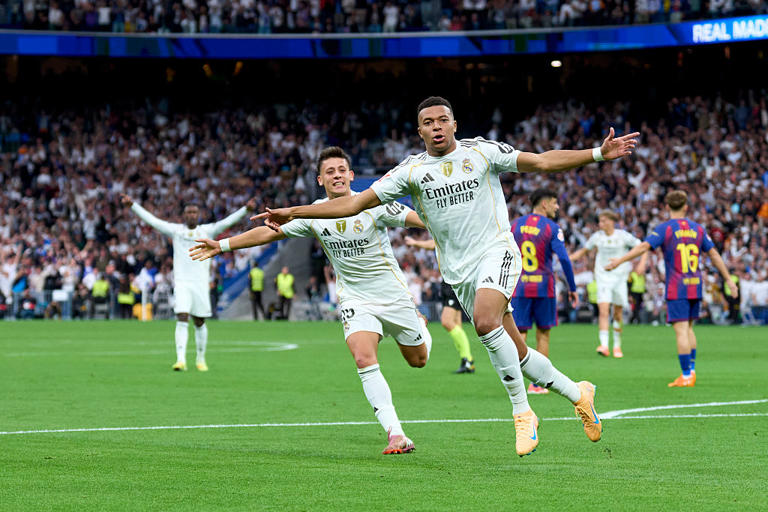 Kilyan Mbappé celebra su gol ante el Barcelona en el Santiago Bernabéu.