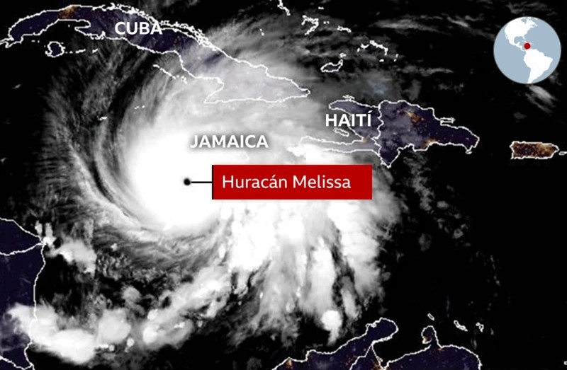 Vista satelital del huracán Melissa acercándose a Jamaica con un denso ojo y extensas bandas nubosas.