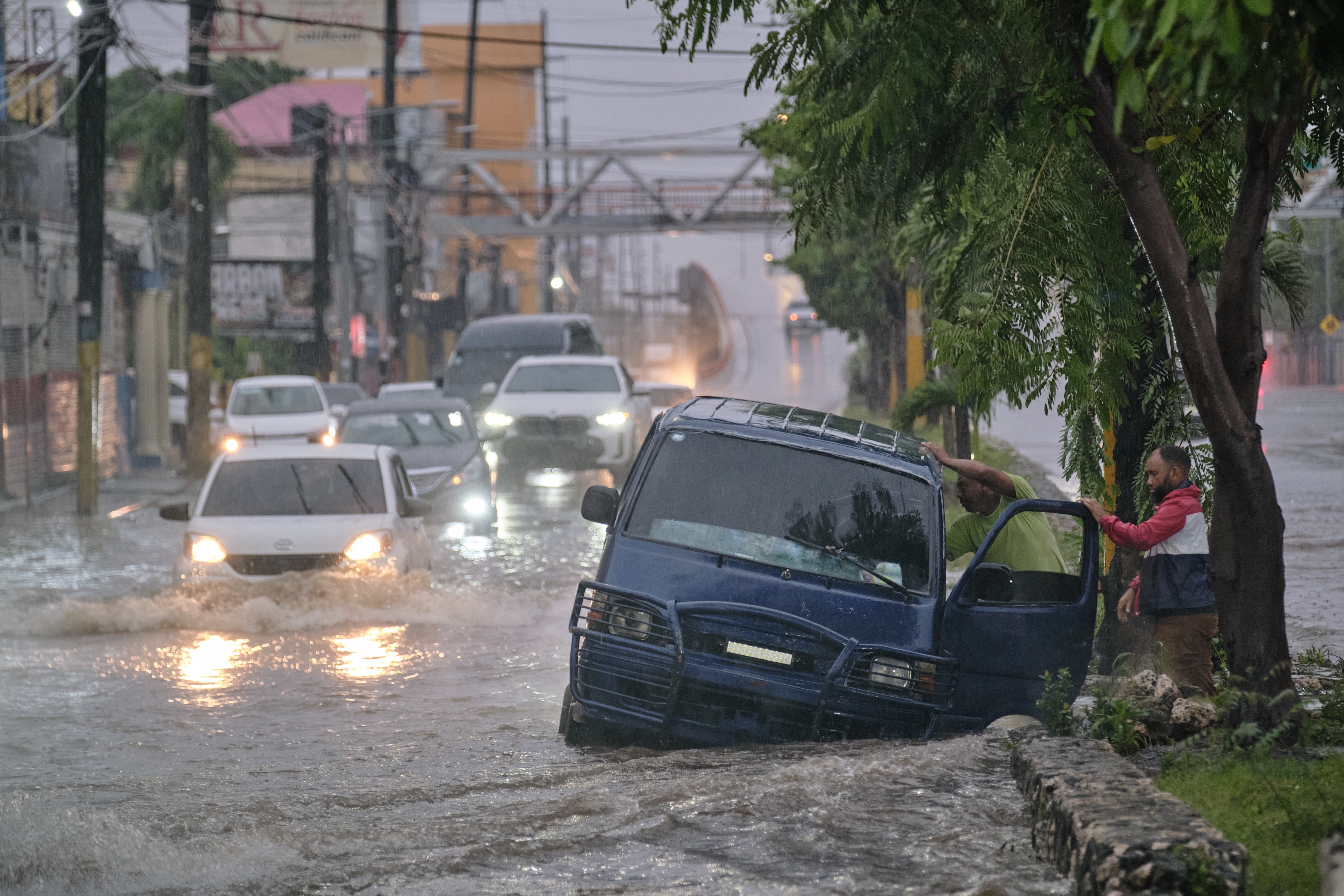 Calles inundadas en Kingston por las lluvias prolongadas del huracán Melissa.