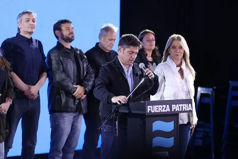 Axel Kicillof, gobernador de la provincia de Buenos Aires, frente a un podio que dice "Fuerza Patria", rodeado de otros líderes de la oposición.
