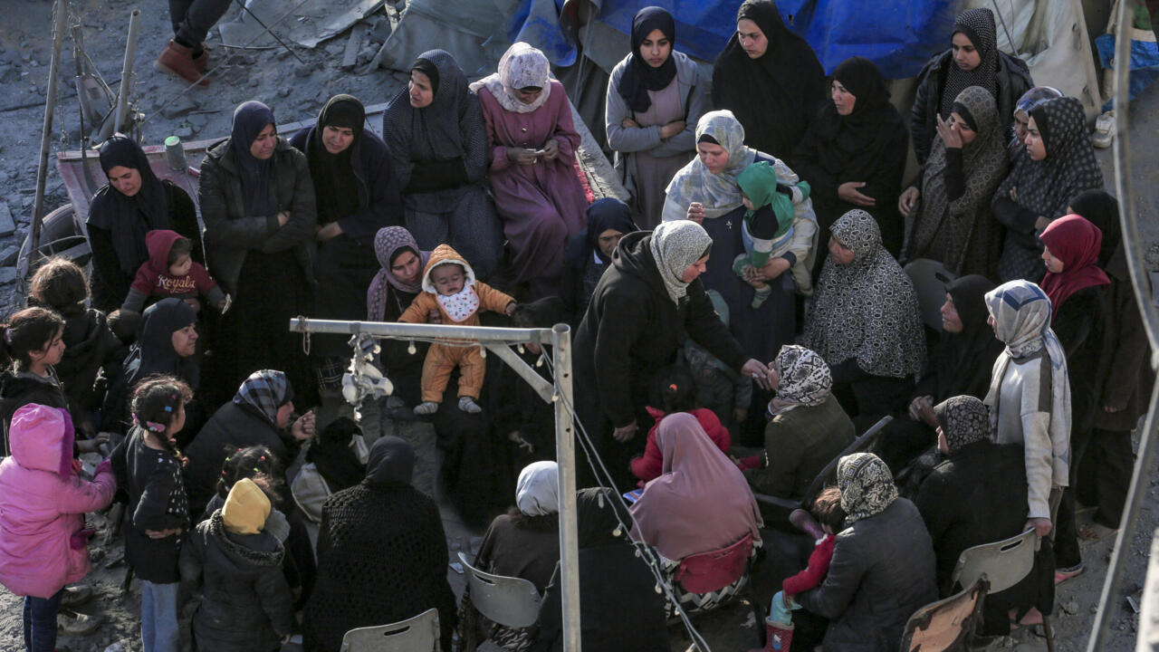 Familias palestinas buscan refugio tras conocerse la reanudación de los ataques israelíes.