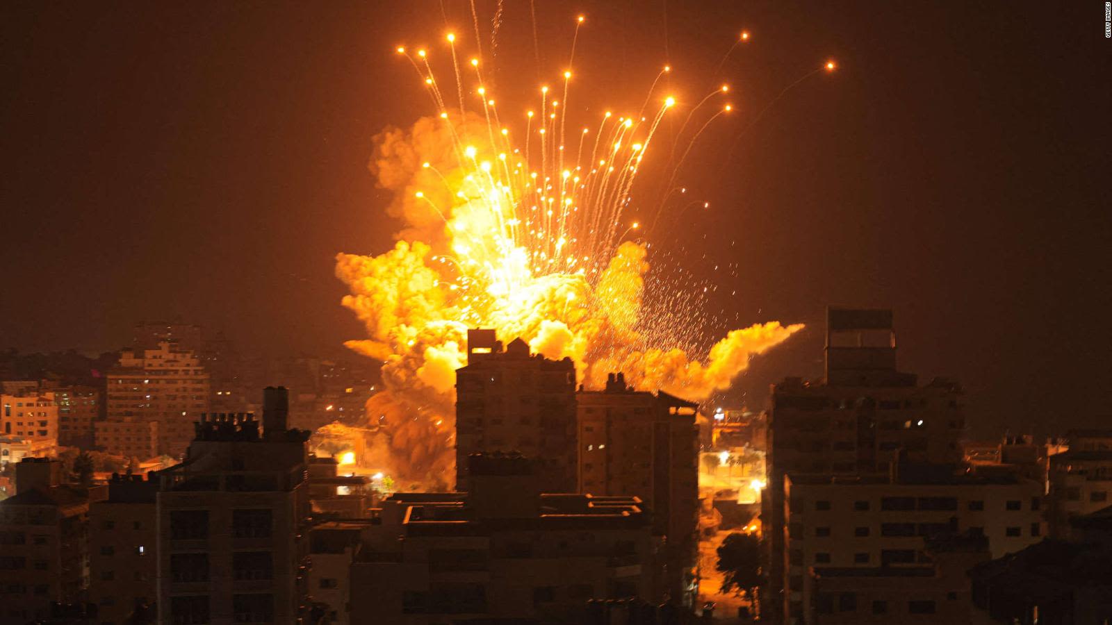 Explosiones iluminan el cielo de Gaza durante una nueva ofensiva israelí.