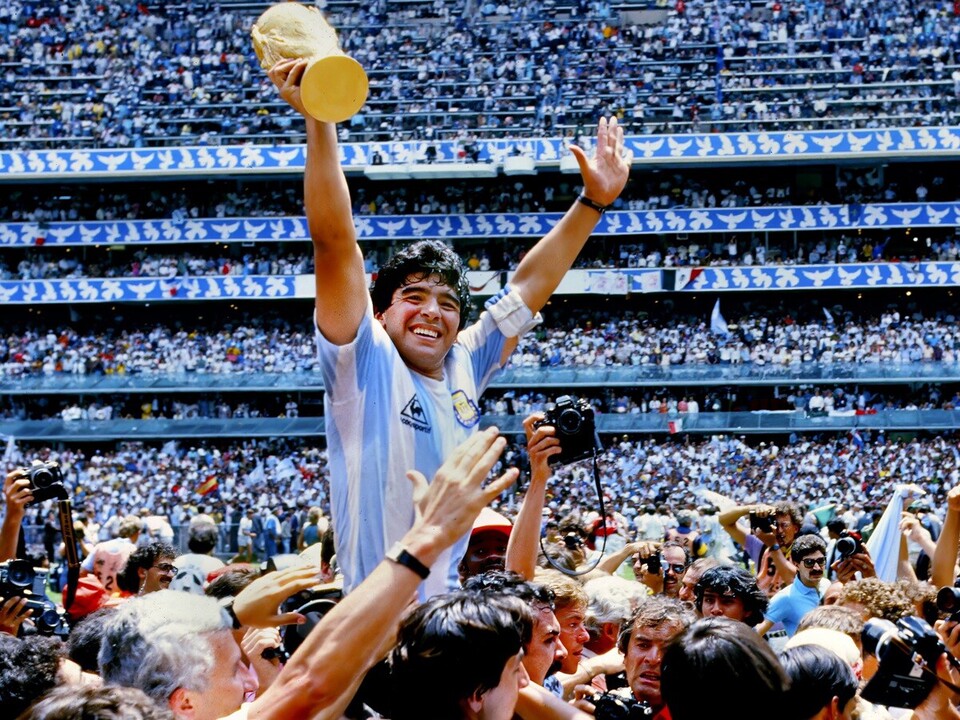 Diego Maradona levanta la Copa del Mundo en el Estadio Azteca tras consagrarse campeón con la Selección Argentina en México 1986.