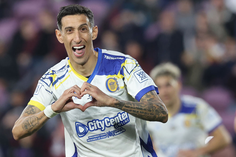 Ángel Di María formando un corazón con ambas manos.
