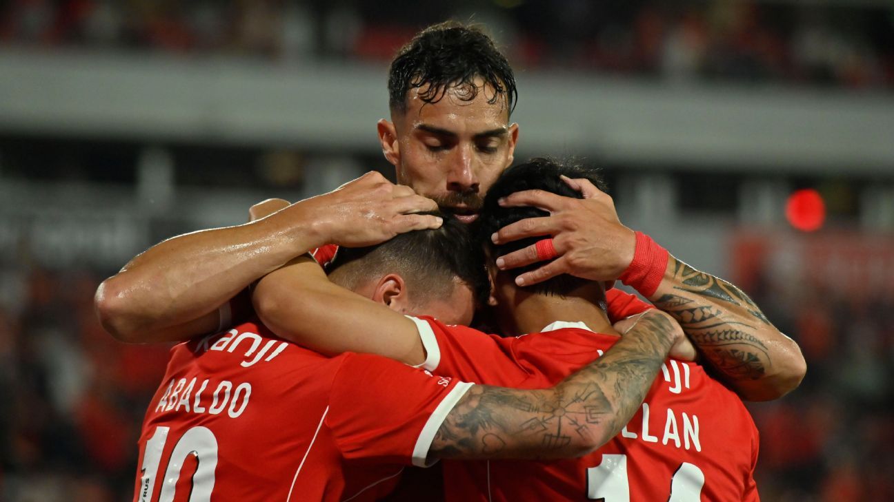 Ávalos se abraza con sus compañeros.