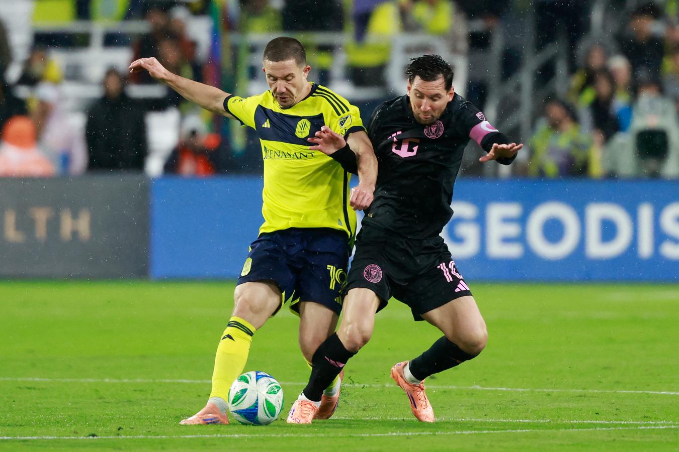 Leo Messi disputa el balón ante Muyl.