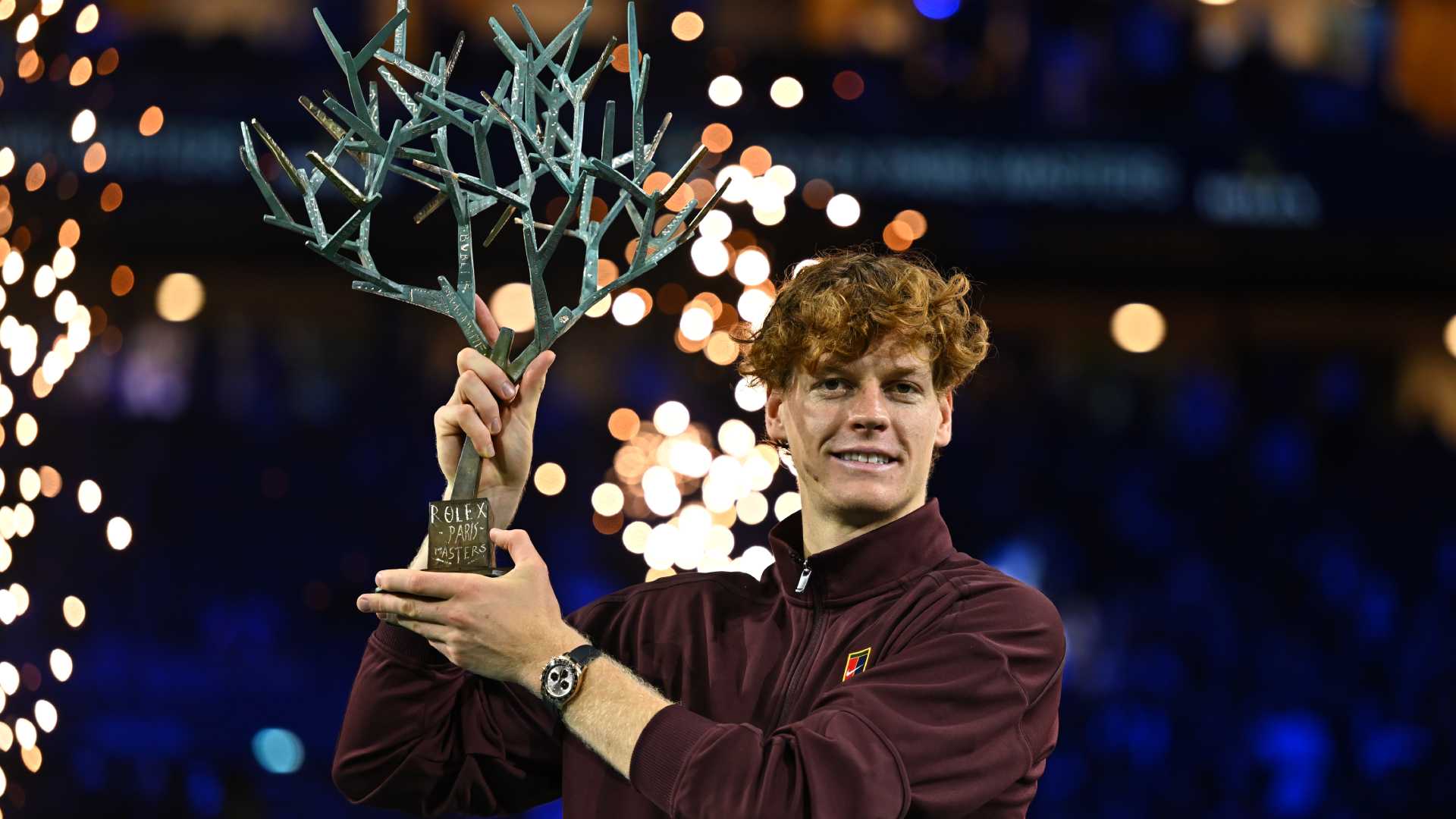 Jannik Sinner levanta el trofeo del Rolex Paris Masters tras consagrarse campeón.