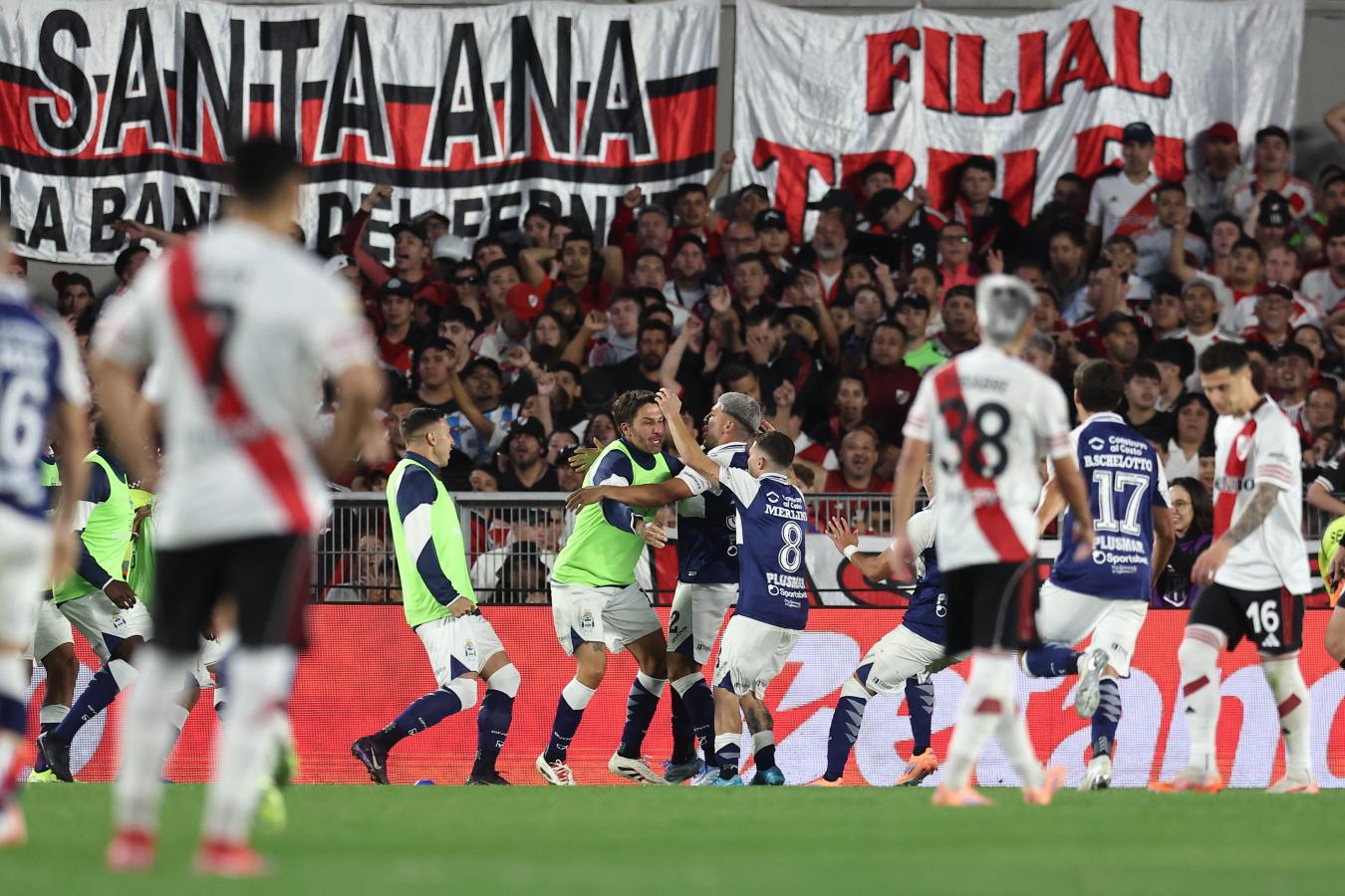 Jugadores de Gimnasia celebran un gol ante River en el estadio Monumental.