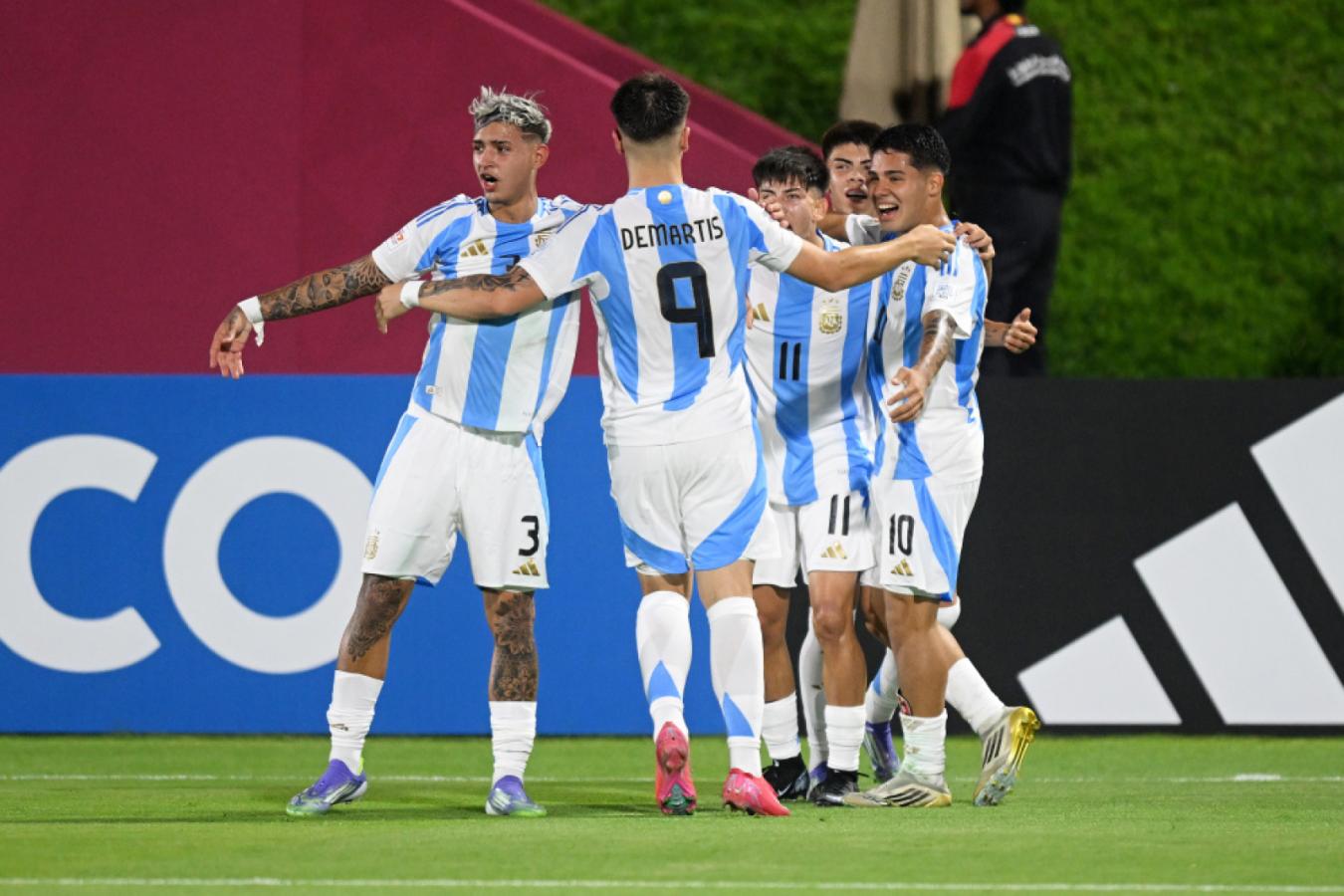 Jugadores de la Selección Argentina Sub 17 celebran un gol durante el partido ante Bélgica en el Mundial.