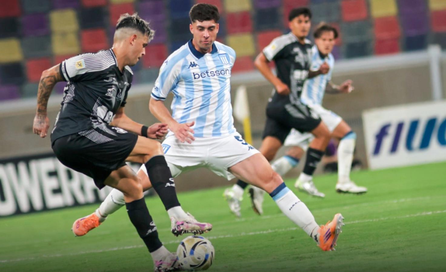 Jugadores de Racing y Central Córdoba disputan la pelota durante el partido en el Estadio Único Madre de Ciudades.