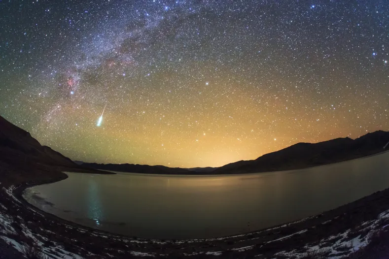 Un meteoro de la lluvia de meteoros Táuridas cruza el lago Yamdrok, uno de los tres lagos sagrados del Tíbet, en noviembre de 2015.