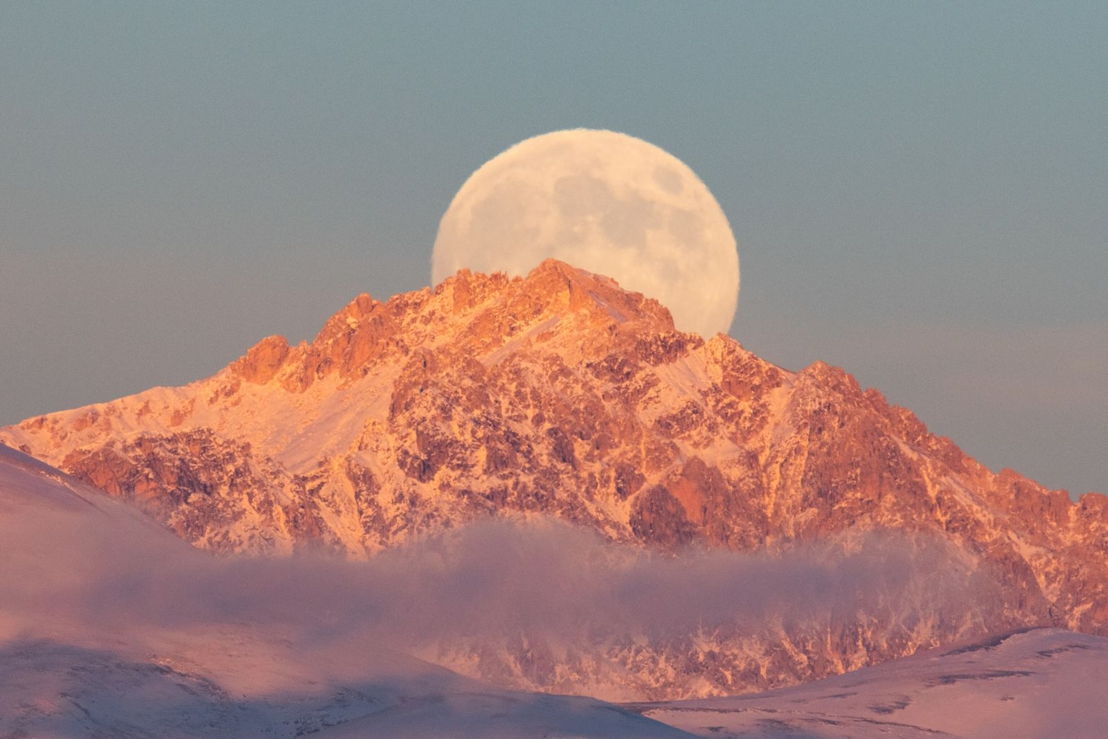 Una superluna de castor se alza tras el Monte Prena, en los Apeninos italianos, en noviembre de 2024.