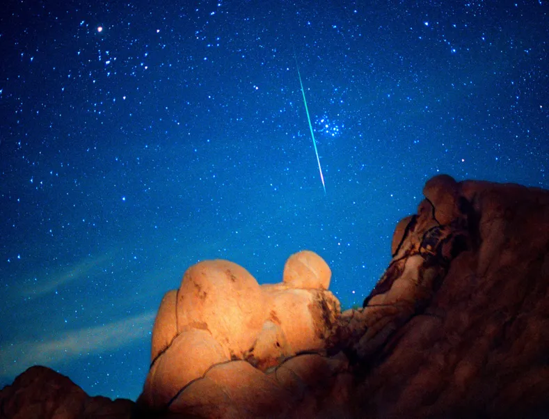 Un meteoro de las Leónidas cruzó el cielo sobre el Parque Nacional Joshua Tree en 2001, pasando junto al cúmulo estelar de las Pléyades.