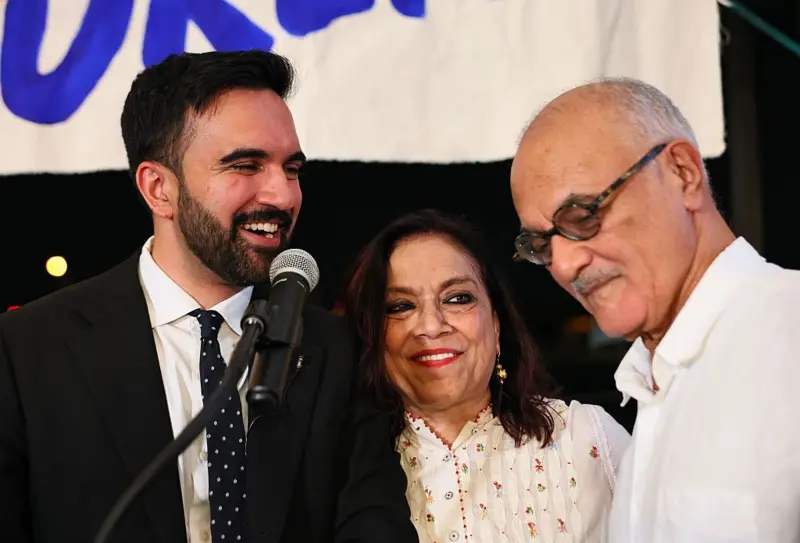 Mamdani con sus padres