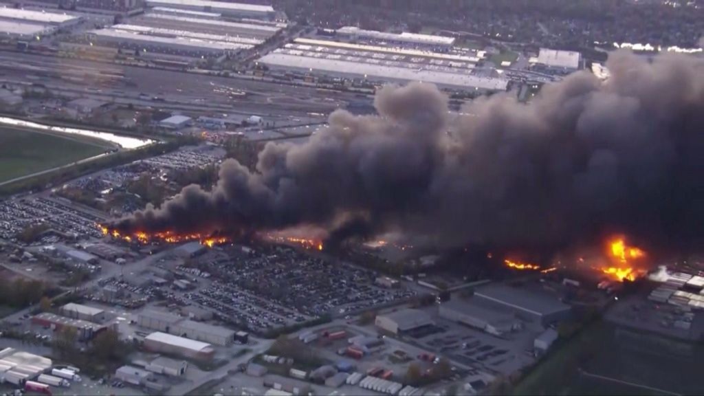 Vista aérea del incendio y la densa columna de humo tras la caída de un avión de carga cerca del aeropuerto de Louisville, Kentucky.