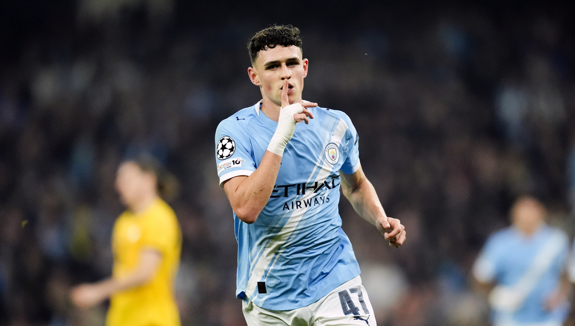 Phil Foden celebra su gol con un gesto de silencio.