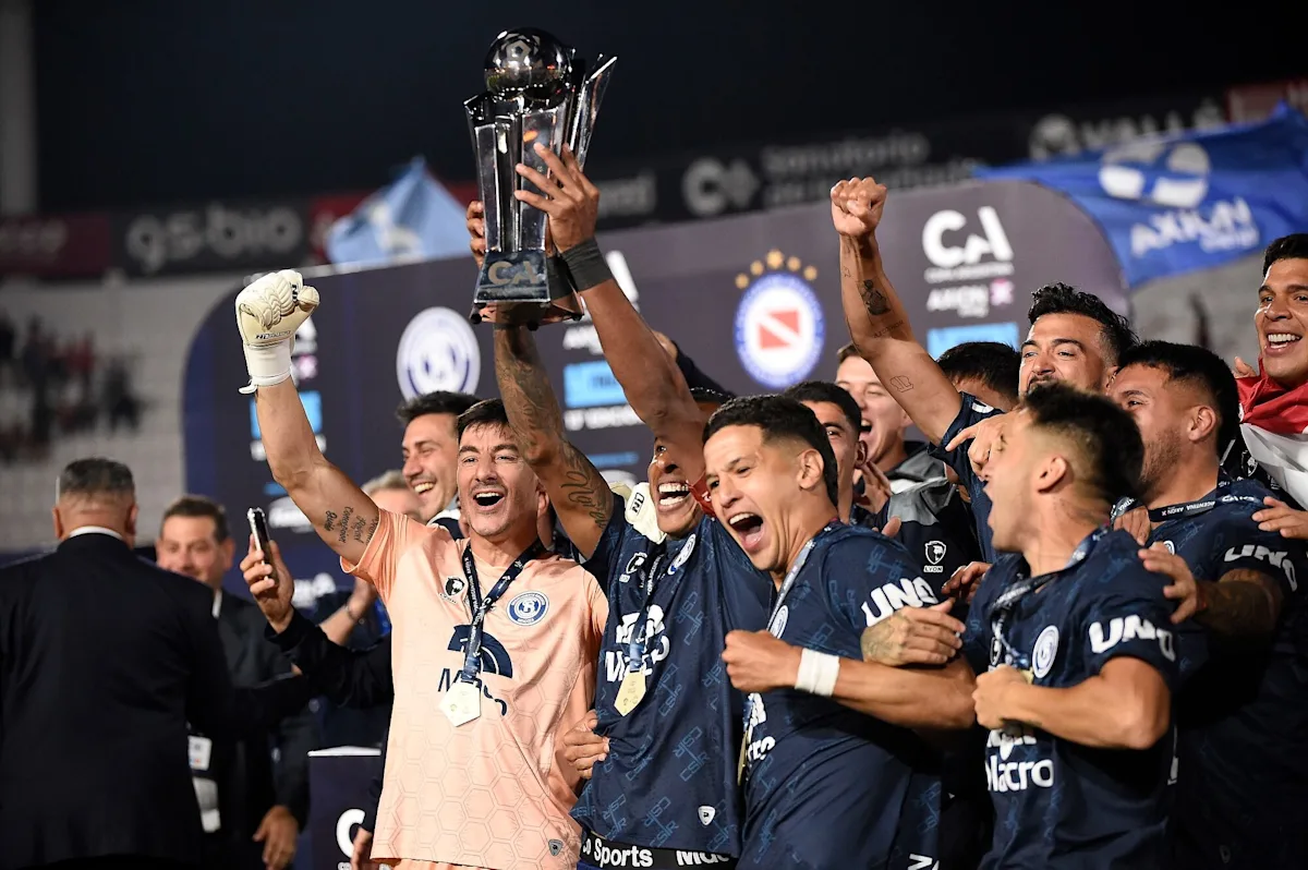 Sebastián Villa levanta la Copa Argentina junto a sus compañeros.