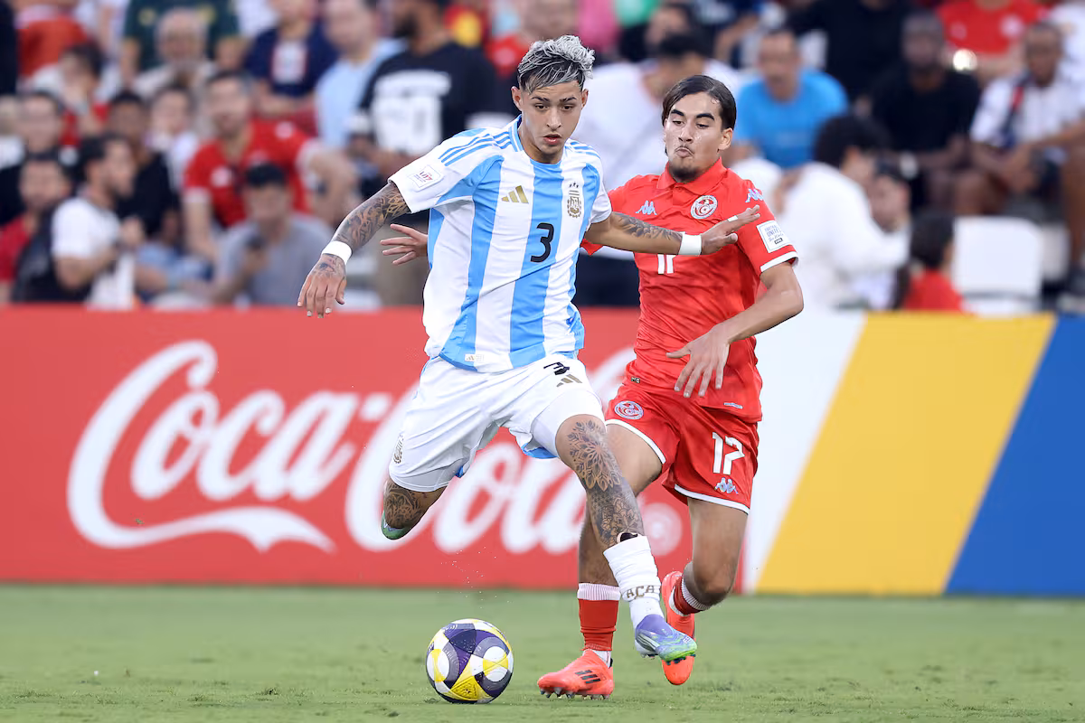 Simón Escobar disputa la pelota con un jugador de Túnez.