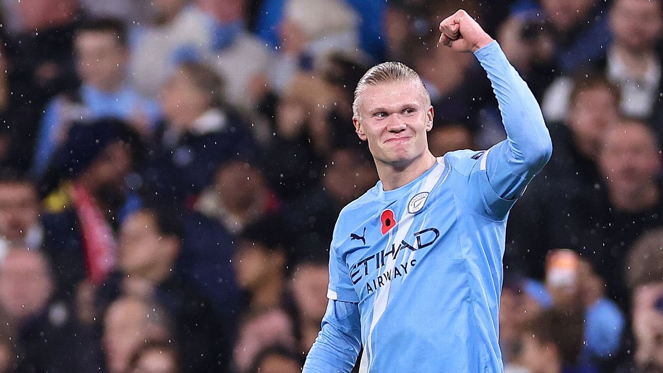 Herling Haaland levanta el puño hacia arriba.