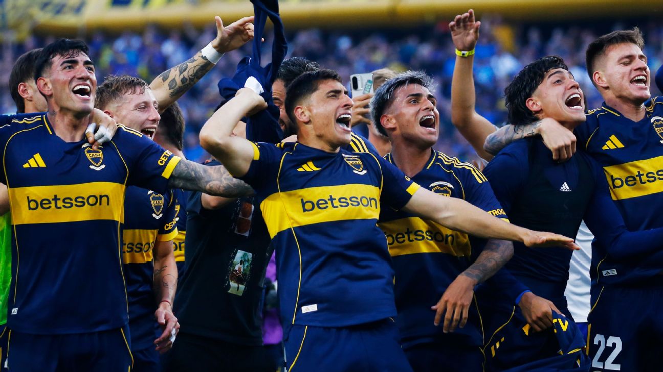 Los jugadores de Boca festejando la victoria con su hinchada.