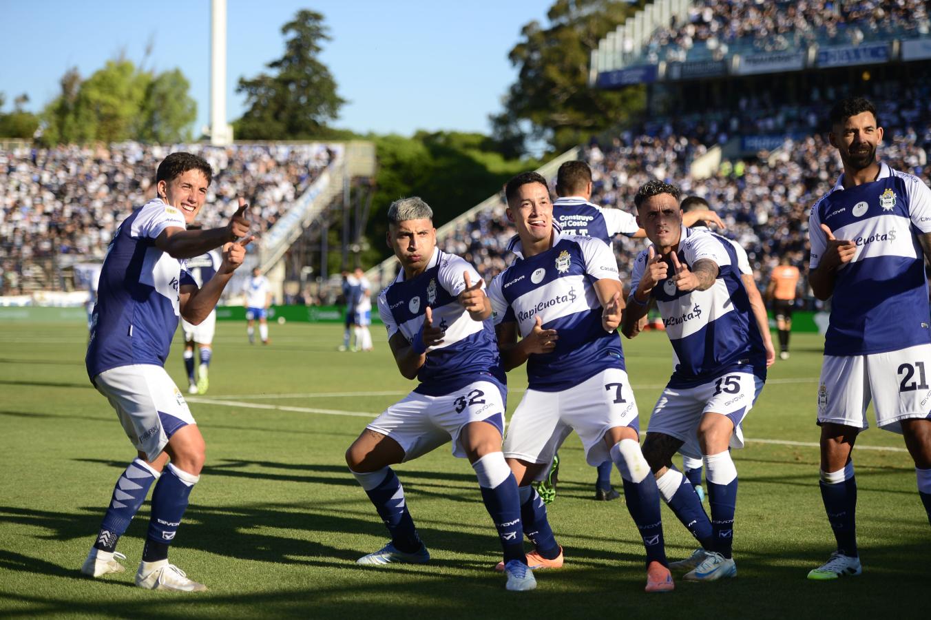 Los jugadores del Lobo celebrando un gol con el clásico festejo de la metralladora.
