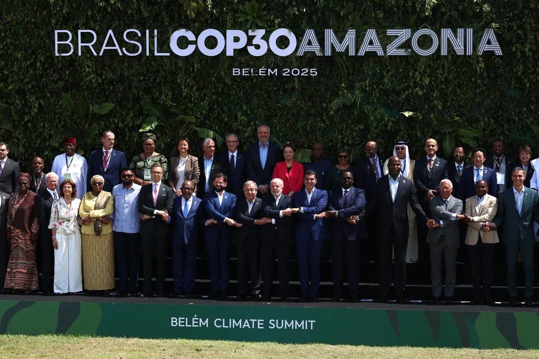 Delegaciones internacionales posan para la foto oficial de la COP30 durante la inauguración del Belém Climate Summit.