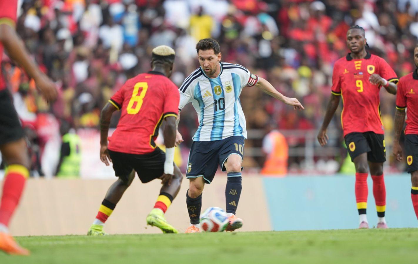 Lionel Messi avanza con la pelota frente a un rival de Angola durante el amistoso en Luanda.