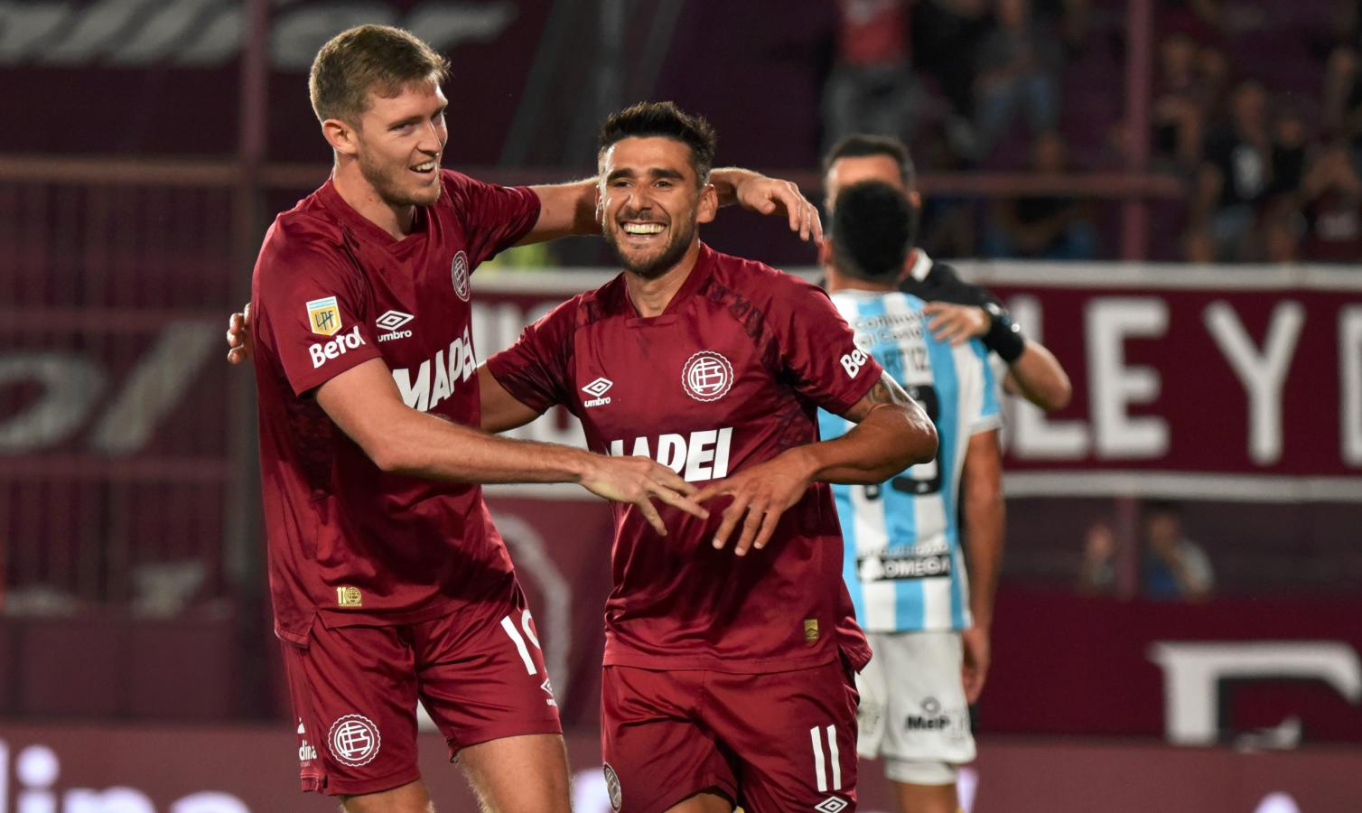 Eduardo “Toto” Salvio celebra uno de sus goles en la victoria de Lanús sobre Atlético Tucumán.