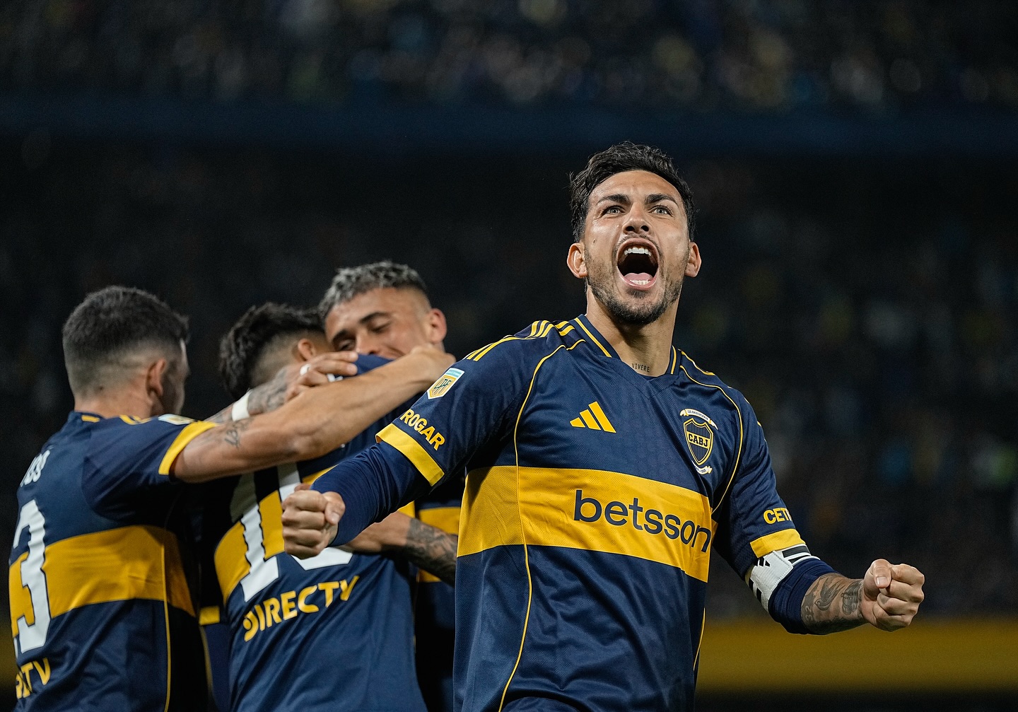 Leandro Paredes grita y cierra los puños (detrás se observa a otros jugadores de Boca abrazándose).
