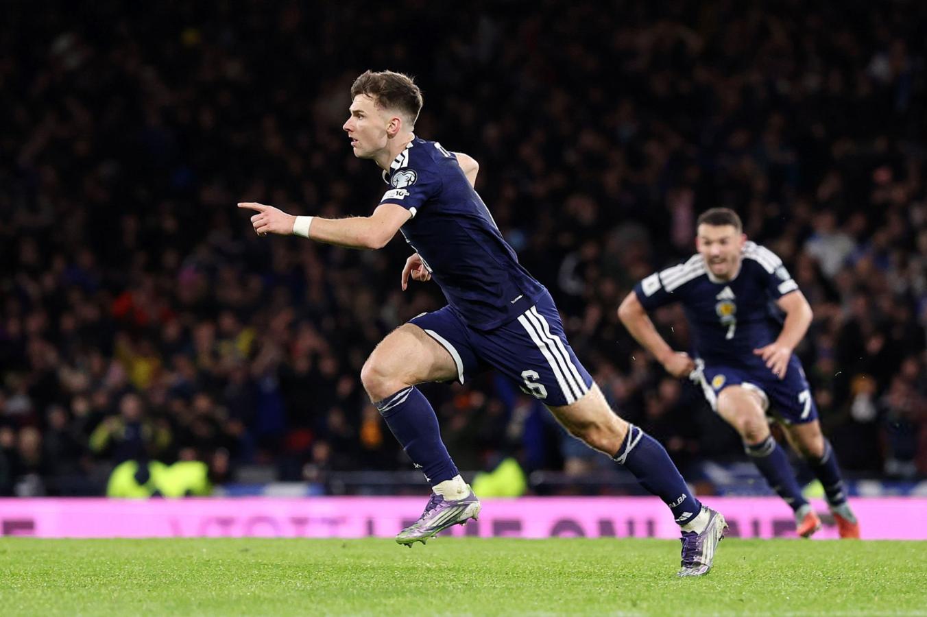 Kieran Tierney, autor del gol desicivo para la clasificación de Escocia, llendo a celebrar con sus compañeros.