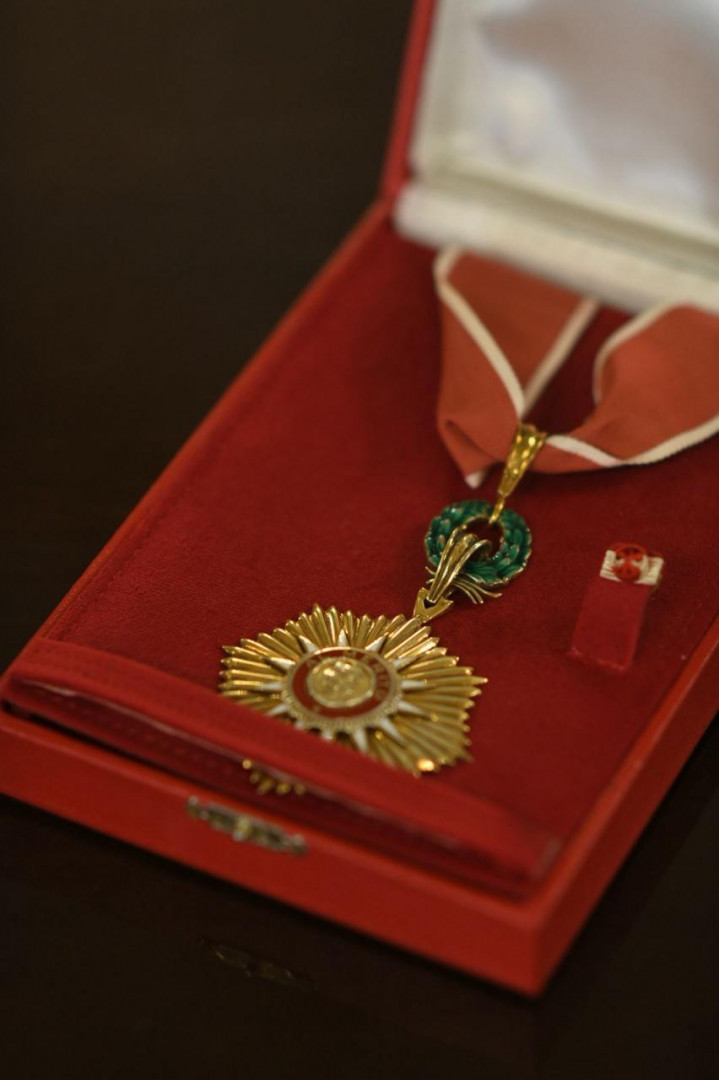 Medalla de la Orden de Mayo entregada en la ceremonia a Andrea Bocelli