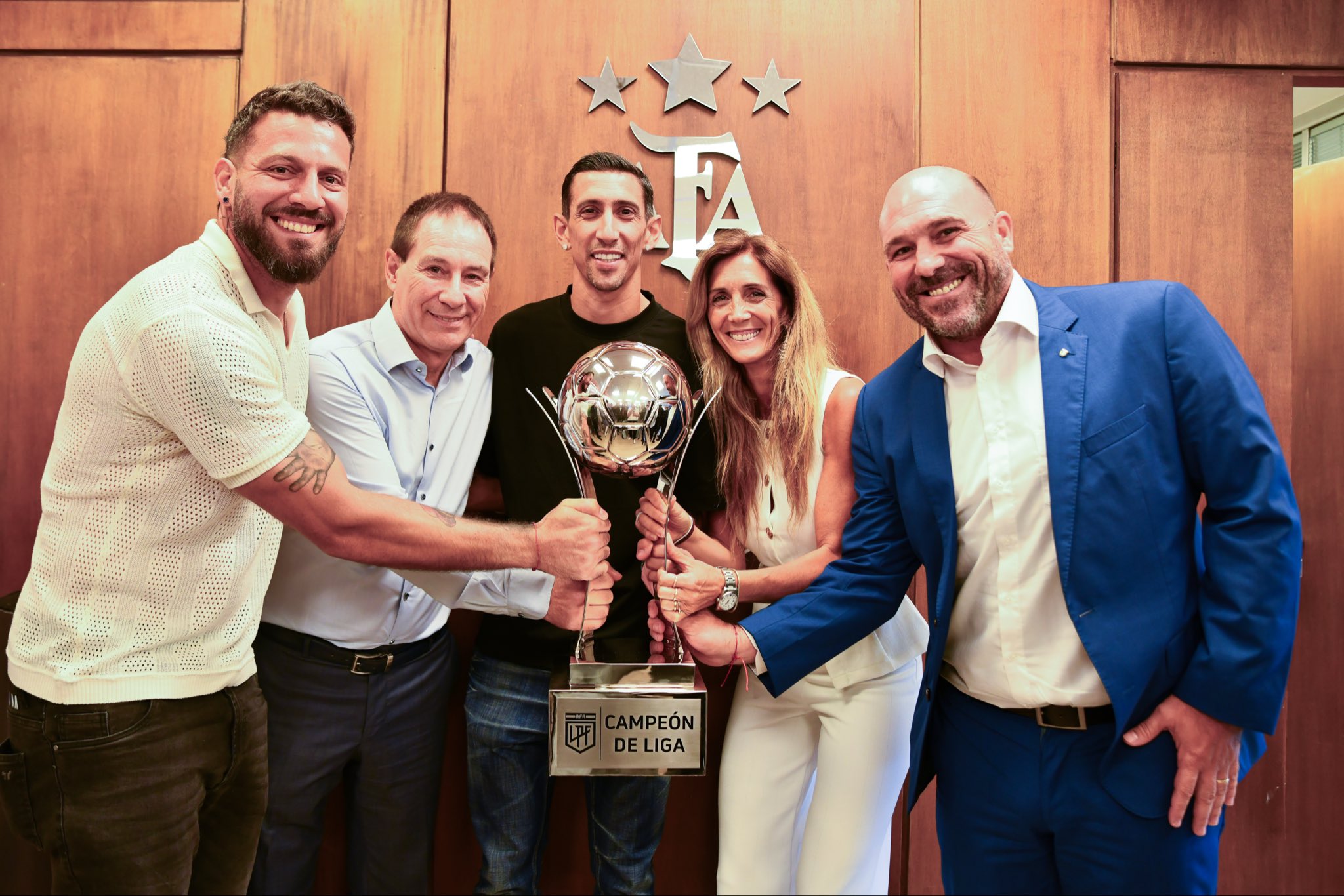 Miembros de la delegación de Rosario Central posando con el trofeo de Campeón de la Liga Profesional de Fútbol 2025 en la sede de la AFA.