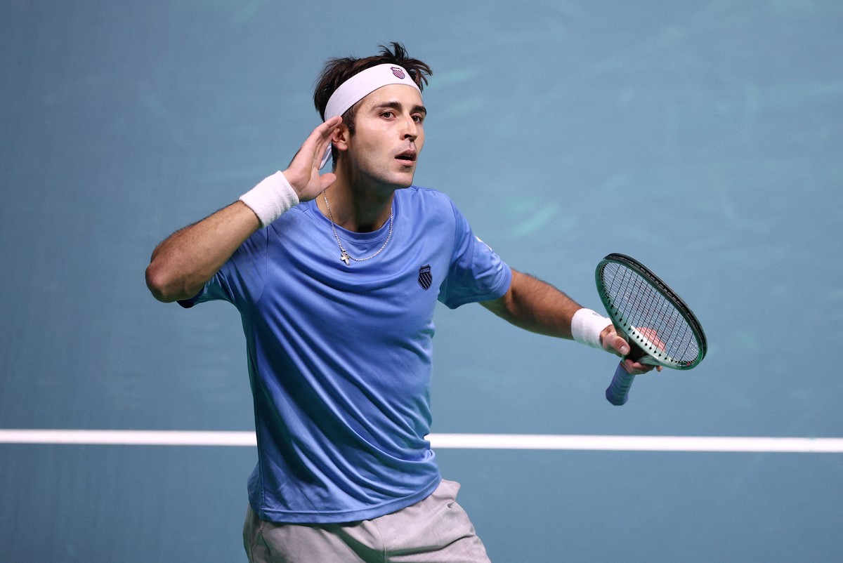 Tomás Etcheverry celebra un punto llevándose la mano a la oreja