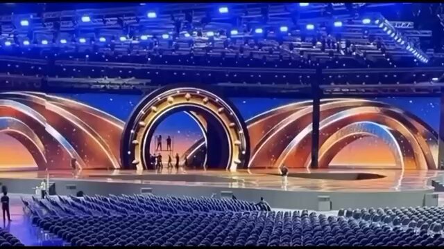 Escenario iluminado del certamen de Miss Universo visto desde el público, con decoraciones y luces previas a la gala.