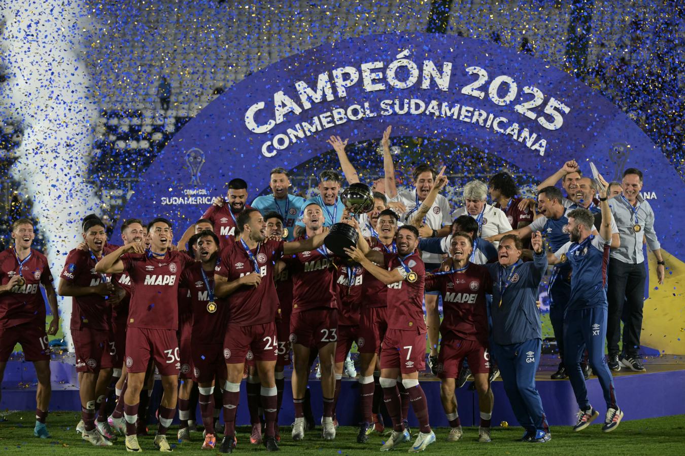 El equipo de Lanús levantando la Copa Sudamericana 2025 bajo una lluvia de papelitos.