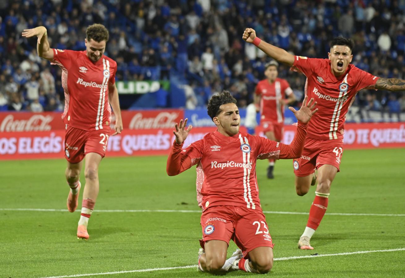 Hernán López Muñoz festejando uno de sus goles en Liniers.