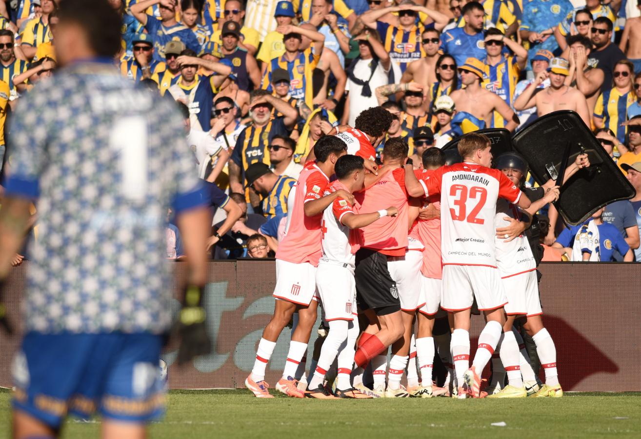 Los jugadores de Estudiantes celebran el gol de Edwuin Cetré con un abrazo grupal.