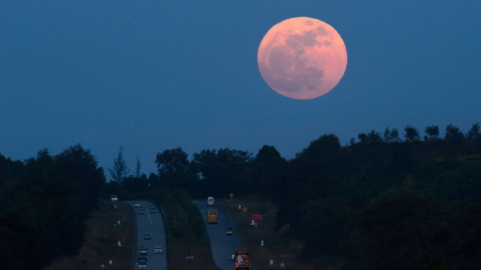 Superluna de diciembre vista en el cielo nocturno