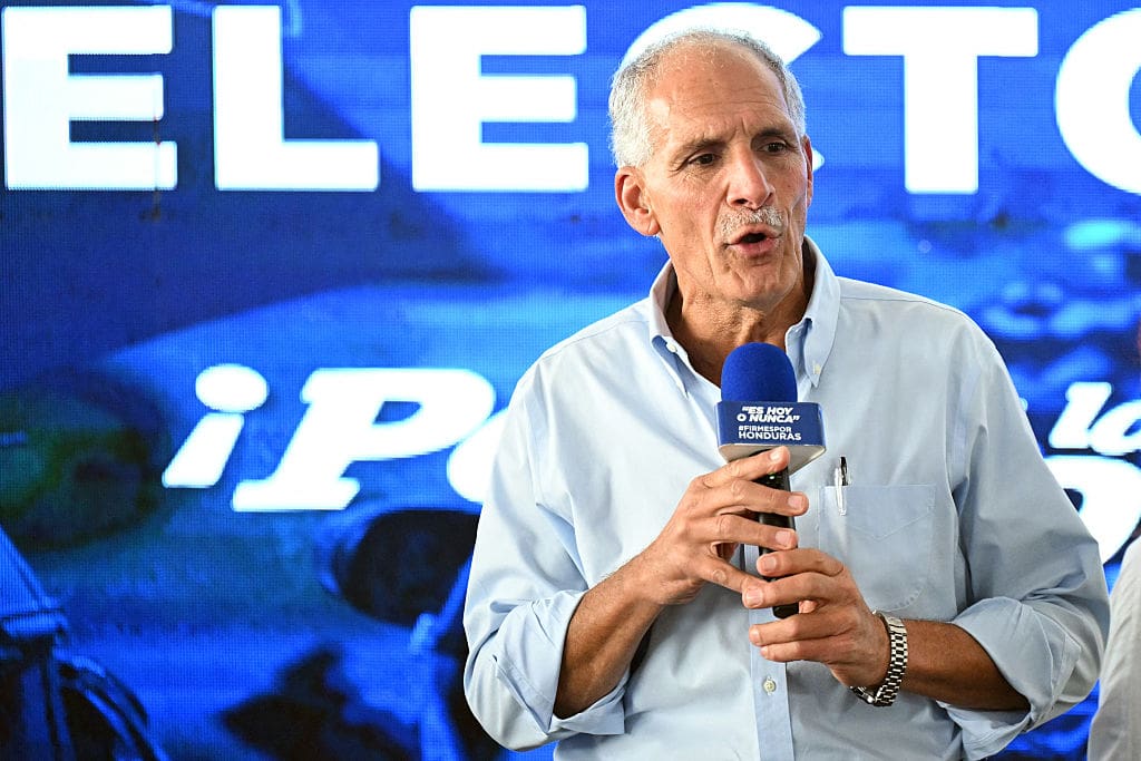 Nasry “Tito” Asfura habla durante un acto político tras ganar las elecciones en Honduras