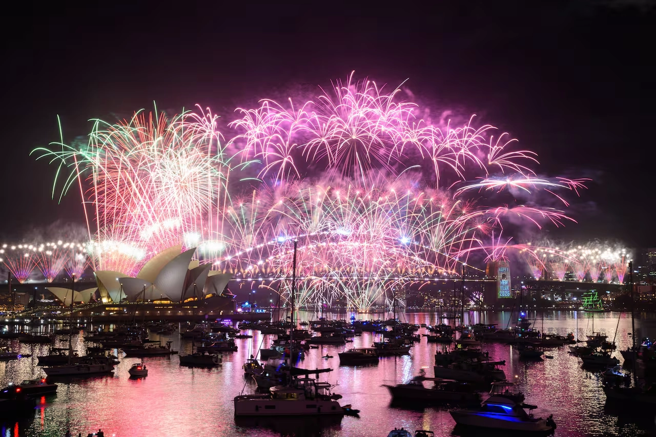 Fuegos artificiales iluminan el puerto de Sydney durante la celebración de Año Nuevo 2026.