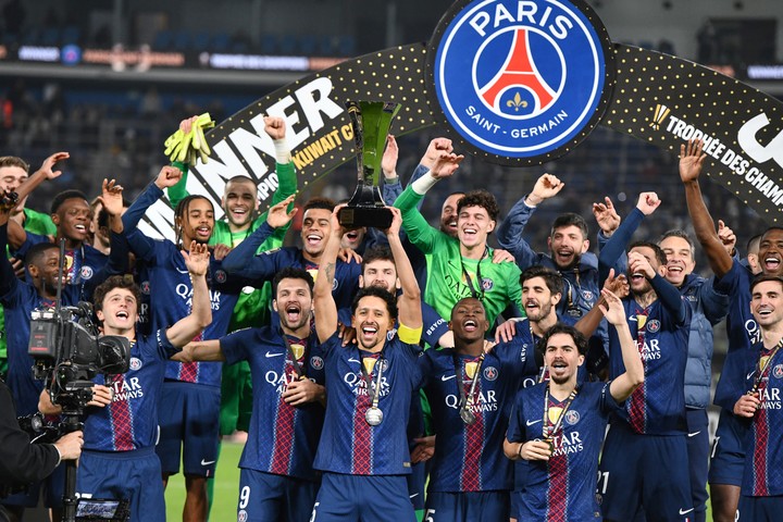 Jugadores del PSG levantan el trofeo tras consagrarse campeones de la Supercopa de Francia 2026 en el estadio.
