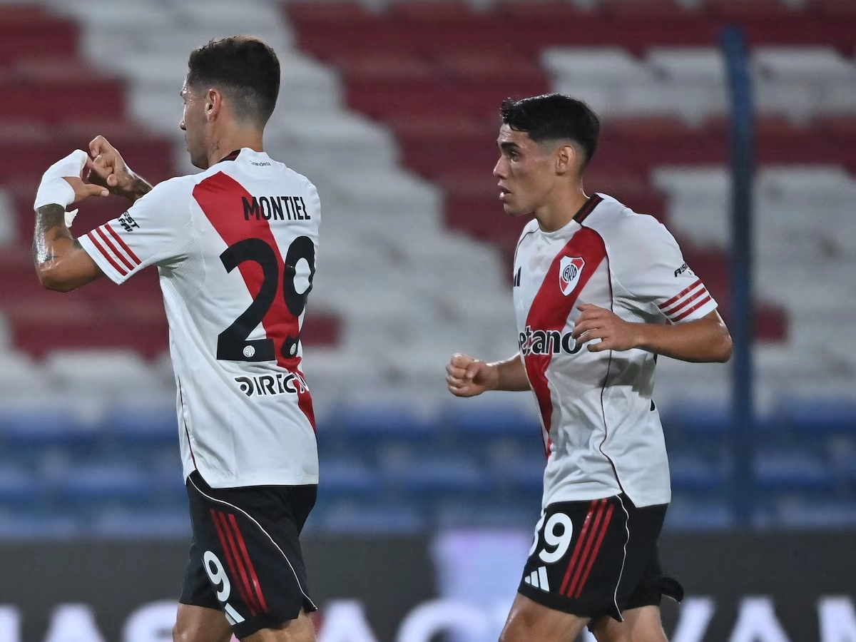 Gonzalo Montiel celebra su gol para River Plate junto a un compañero durante el amistoso ante Millonarios
