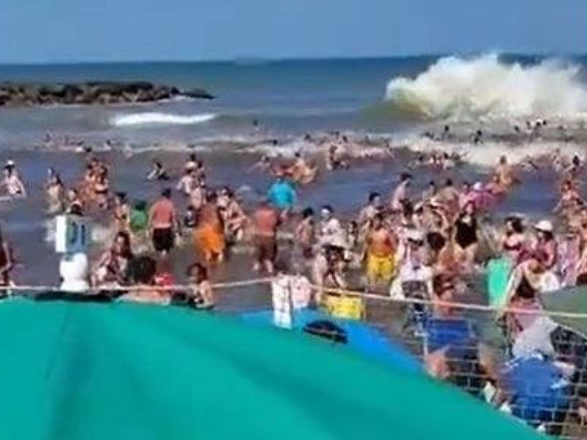 Ola de gran magnitud impacta sobre bañistas en la playa de Santa Clara del Mar durante un meteotsunami